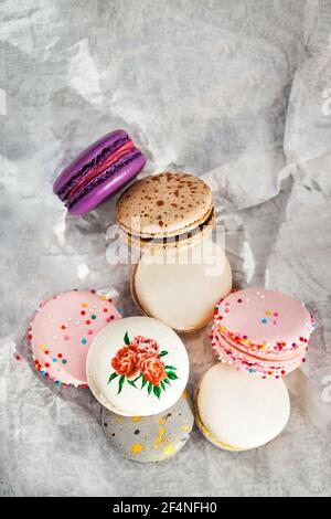 Macarons français colorés sur fond gris. Couleurs pastel. Vue de dessus. Banque D'Images