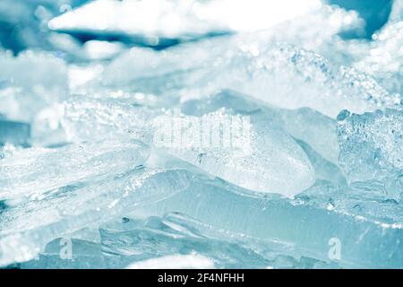 Gros plan sur une glace transparente brillante étincelante un lac sauvage congelé Banque D'Images