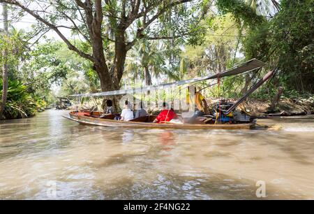 Bateau touristique sur l'eau qui prend les gens au marché flottant de Tha Kha, Bangkok, Thaïlande Banque D'Images