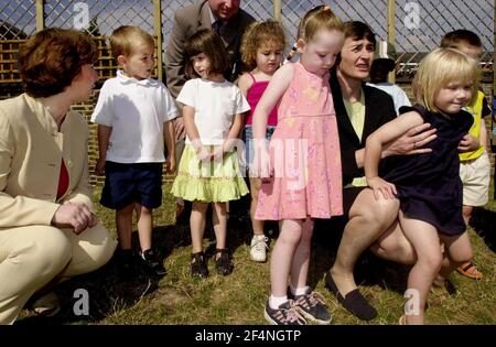 Estelle Morris Secrétaire d'État à l'éducation et aux compétences juillet 2001 Vu ici avec des enfants de Robert Owen les premières années Centre de Greenwich où elle a annoncé 45,000 nouveaux lieux de garde d'enfants et un investissement de 40 millions de livres dans la fourniture de services de garde d'enfants Banque D'Images