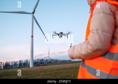 Un technicien contrôle les éoliennes à l'aide d'un drone. Production d'énergie verte. Production d'énergie. Banque D'Images