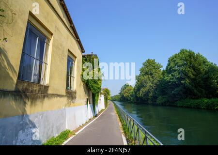 Piste cyclable le long de la Naviglio Grande de Abbiategrasso à Turbigo (Lombardie, Italie), à Robecco sul Naviglio Banque D'Images
