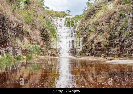 Capitólio - MG, Brésil - 12 décembre 2020 : cascade de Cachoeira Cascatinha entourée de parois rocheuses de roches sédimentaires et de végétation verte. Eau W Banque D'Images