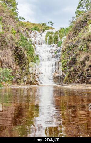 Capitólio - MG, Brésil - 12 décembre 2020 : cascade de Cachoeira Cascatinha entourée de parois rocheuses de roches sédimentaires et de végétation verte. Eau W Banque D'Images