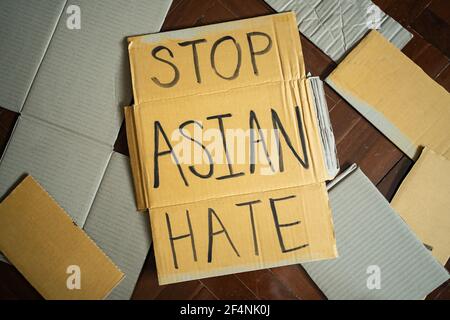 Arrêter la haine asiatique a été écrit sur un carton Banque D'Images