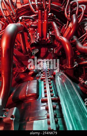Turbine d'avion en design industriel, moteur pour produire de l'énergie propre dans un feu rouge-vert futuriste. L'énergie high-tech du futur. De l'avion Banque D'Images