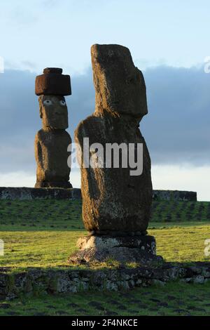 Moais au coucher du soleil à AHU Tahai, île de Pâques, Rapa Nui Banque D'Images