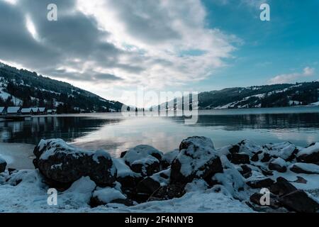 Der Alpsee (Immenstadt Allgäu) im Winter BEI bewölktem Himmel Banque D'Images