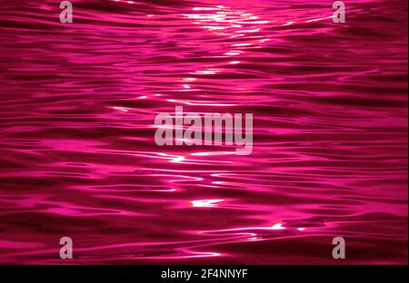 Pop art surréaliste style de surface d'eau de couleur rose chaud avec réflexions de lumière du soleil Banque D'Images