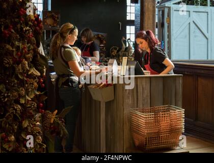 Londres, Royaume-Uni - 20 septembre 2020, UN vendeur dans le rayon des jouets de Noël d'un magasin Liberty encapsule les marchandises Banque D'Images