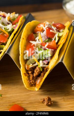 Tacos à carapace dure de bœuf haché maison avec laitue et tomates Banque D'Images