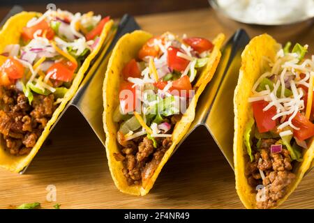 Tacos à carapace dure de bœuf haché maison avec laitue et tomates Banque D'Images