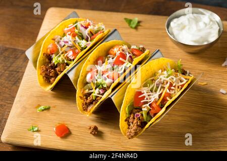 Tacos à carapace dure de bœuf haché maison avec laitue et tomates Banque D'Images