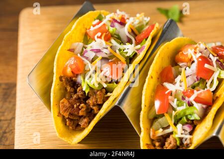 Tacos à carapace dure de bœuf haché maison avec laitue et tomates Banque D'Images