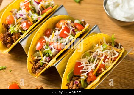 Tacos à carapace dure de bœuf haché maison avec laitue et tomates Banque D'Images