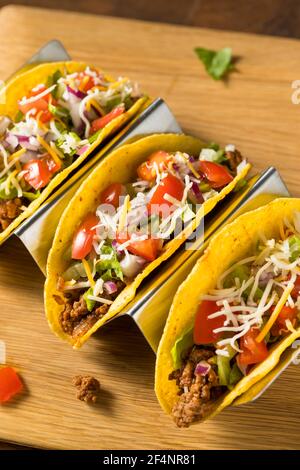 Tacos à carapace dure de bœuf haché maison avec laitue et tomates Banque D'Images