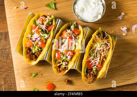 Tacos à carapace dure de bœuf haché maison avec laitue et tomates Banque D'Images