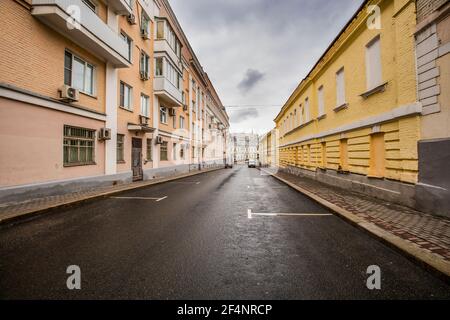 Moscou, Russie - 22 mars 2021 : voie typique de la vieille ville de Moscou. Photo de haute qualité Banque D'Images