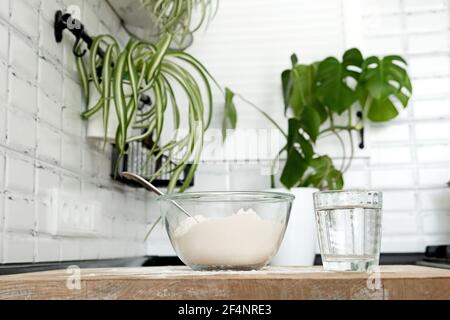 oeufs, farine et eau. Faire de la pâte par les mains des femmes dans la cuisine en moden blanc. Œufs Banque D'Images