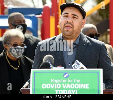 Racine, Wisconsin, États-Unis. 22 mars 2021. S'exprimant en espagnol, le superviseur du conseil d'administration du comté de racine, FABI MALDONADO, s'exprime lors d'une conférence de presse exhortant les membres des communautés afro-américaines et latinix de racine à s'inscrire aux vaccinations COVID-19, au Centre communautaire Dr. Martin Luther King Jr. De racine, Wisconsin, le lundi 22 mars 2021. Le système de transport en commun de la ville a annoncé lundi que des trajets en bus gratuits seront offerts aux personnes en route vers et depuis les cliniques de vaccination. Une clinique dirigée par l'État du Wisconsin ouvre ses portes dans un ancien magasin de Burlington Coat Factory au Regency Mall le mardi 23 mars. (Crédit I Banque D'Images