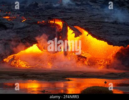 Lave en fusion s'écoulant d'une petite éruption volcanique au Mont Fagradalsfjall, près de la capitale de Reykjavik, dans le sud-ouest de l'Islande, en mars 2021. Banque D'Images