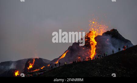 Lave en fusion s'écoulant d'une petite éruption volcanique au Mont Fagradalsfjall, près de la capitale de Reykjavik, dans le sud-ouest de l'Islande, en mars 2021. Banque D'Images