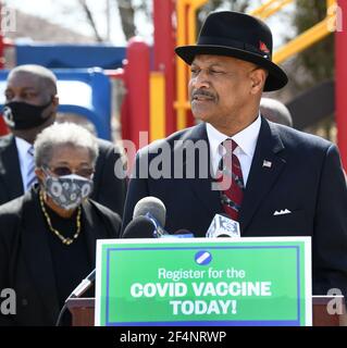 Racine, Wisconsin, États-Unis. 22 mars 2021. Racine County Board Supervisor Q.A. SHAKOOR s'exprime lors d'une conférence de presse exhortant les membres des communautés afro-américaines et latino-américaines de racine à s'inscrire aux vaccinations COVID-19, au Centre communautaire Dr. Martin Luther King Jr. À racine, Wisconsin, le lundi 22 mars 2021. Le système de transport en commun de la ville a annoncé lundi que des trajets en bus gratuits seront offerts aux personnes en route vers et depuis les cliniques de vaccination. Une clinique dirigée par l'État du Wisconsin ouvre ses portes dans un ancien magasin de Burlington Coat Factory au Regency Mall le mardi 23 mars. (Credit image: © Mark HertzbergZ Banque D'Images