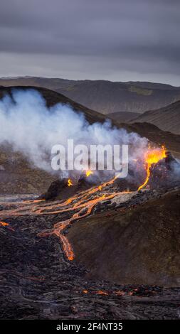 Lave en fusion s'écoulant d'une petite éruption volcanique au Mont Fagradalsfjall, près de la capitale de Reykjavik, dans le sud-ouest de l'Islande, en mars 2021. Banque D'Images