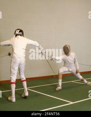 Clôtures des garçons dans la salle de gym de l'école, Surrey, Angleterre, Royaume-Uni Banque D'Images