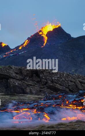 Lave en fusion s'écoulant d'une petite éruption volcanique au Mont Fagradalsfjall, près de la capitale de Reykjavik, dans le sud-ouest de l'Islande, en mars 2021. Banque D'Images