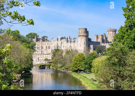 Le Château de Warwick médiévale à travers Rivière Avon, Warwick, Warwickshire, Angleterre, Royaume-Uni Banque D'Images