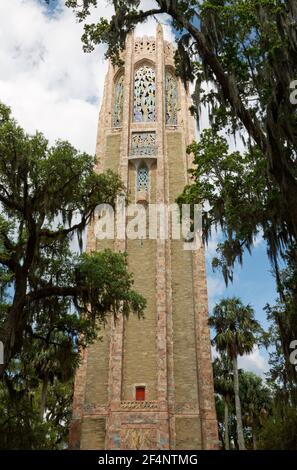 Carillon, tour de chant, clocher, pierre de coquina, marbre, filigrane de couleur, porte rouge, cadran solaire, instrument de musique, 1929, Floride, Bok Tower Gardens, Banque D'Images