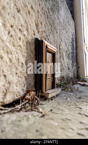 Oxford, Royaume-Uni 22 nov 2020 : porte dinky à Oxford, art caché de la maison de poupée miniature portes attachées à des murs de bâtiment normaux. Art original en public Banque D'Images