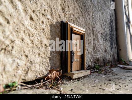 Oxford, Royaume-Uni 22 nov 2020 : porte dinky à Oxford, art caché de la maison de poupée miniature portes attachées à des murs de bâtiment normaux. Art original en public Banque D'Images