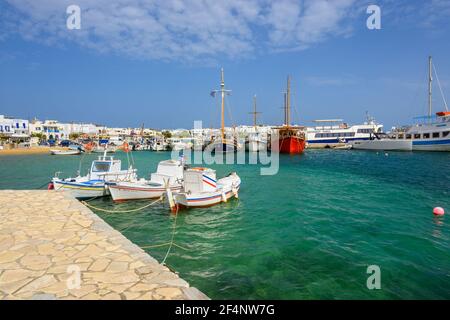 Antiparos, Grèce - 28 septembre 2020: Bateaux grecs colorés ancrage dans le port de l'île d'Antiparos, Grèce Banque D'Images