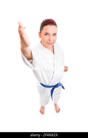 Portrait de haut en bas d'une belle jeune fille battante en kimono blanc souriant, isolée sur fond blanc. Concept des arts martiaux. Banque D'Images