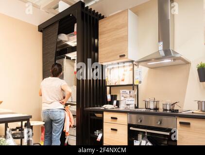 Femme magasiner pour une nouvelle cuisine dans le magasin Ikea en Espagne Banque D'Images