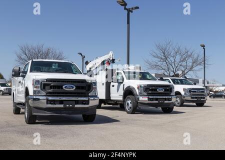 Pêcheurs - Circa Mars 2021: Ford Super Duty F350 exposition dans un concessionnaire. Le F-350 est disponible dans de nombreuses configurations avec essieux doubles et godets Banque D'Images