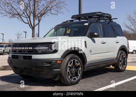 Pêcheurs - Circa mars 2021 : exposition de Ford Bronco à un concessionnaire. Les Broncos peuvent être commandés dans un modèle de base ou Ford a jusqu'à 200 accessoires pour la rue A. Banque D'Images