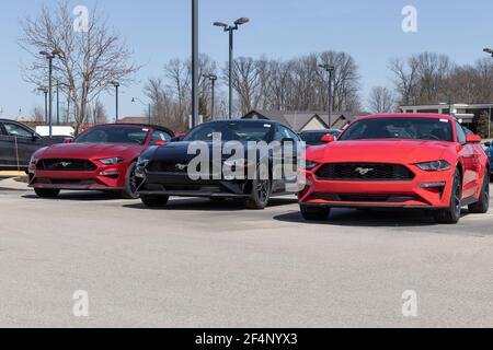 Pêcheurs - Circa Mars 2021: Ford Mustang exposition dans un concessionnaire. Les Mustangs peuvent être commandés dans un modèle de base, GT, Mach 1 ou Shelby GT500. Banque D'Images