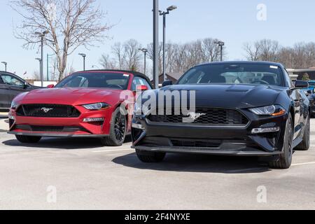 Pêcheurs - Circa Mars 2021: Ford Mustang exposition dans un concessionnaire. Les Mustangs peuvent être commandés dans un modèle de base, GT, Mach 1 ou Shelby GT500. Banque D'Images