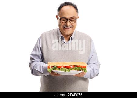 Homme mûr gai tenant une assiette avec un sandwich isolé sur fond blanc Banque D'Images