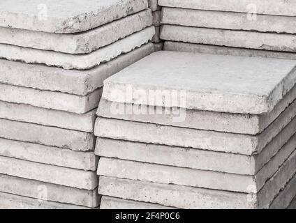 Anciennes plaques de béton gris. Matériaux de ciment de construction sur le chantier de construction. Banque D'Images