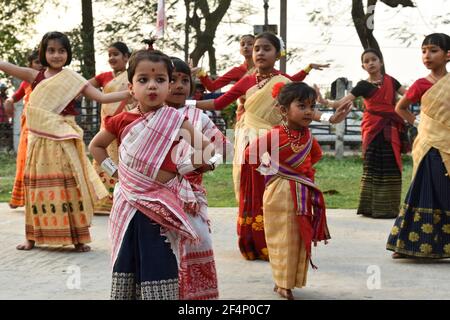 Guwahati, Assam, Inde. 22 mars 2021. Les filles ont participé à un atelier de danse de Bihu avant le festival de Bihu de Rongali, à Guwahati. La danse Bihu est une danse populaire indigène de l'État indien d'Assam liée au festival Bihu et une partie importante de la culture assamise. Crédit : David Talukdar/ZUMA Wire/Alay Live News Banque D'Images