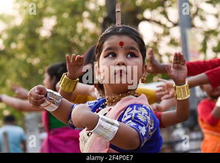 Guwahati, Assam, Inde. 22 mars 2021. Les filles ont participé à un atelier de danse de Bihu avant le festival de Bihu de Rongali, à Guwahati. La danse Bihu est une danse populaire indigène de l'État indien d'Assam liée au festival Bihu et une partie importante de la culture assamise. Crédit : David Talukdar/ZUMA Wire/Alay Live News Banque D'Images