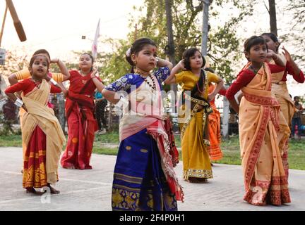 Guwahati, Assam, Inde. 22 mars 2021. Les filles ont participé à un atelier de danse de Bihu avant le festival de Bihu de Rongali, à Guwahati. La danse Bihu est une danse populaire indigène de l'État indien d'Assam liée au festival Bihu et une partie importante de la culture assamise. Crédit : David Talukdar/ZUMA Wire/Alay Live News Banque D'Images