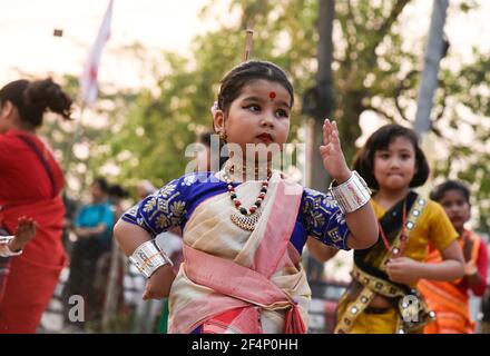 Guwahati, Assam, Inde. 22 mars 2021. Les filles ont participé à un atelier de danse de Bihu avant le festival de Bihu de Rongali, à Guwahati. La danse Bihu est une danse populaire indigène de l'État indien d'Assam liée au festival Bihu et une partie importante de la culture assamise. Crédit : David Talukdar/ZUMA Wire/Alay Live News Banque D'Images