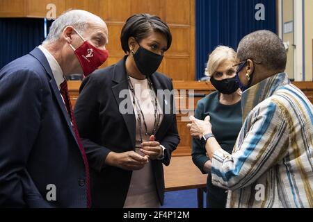 Phil Mendelson, président du Conseil du DC, à gauche, Muriel Bowser, maire de Washington, Carolyn Maloney, présidente, D.C., et Del. Eleanor Holmes Norton, D.C., parlent à la fin de l'audience du Comité de surveillance et de réforme de la Chambre sur le projet de loi sur la création d'un État dans le district de Columbia, à Capitol Hill, à Washington, le lundi 22 mars 2021. Photo de piscine par Caroline Brehman/UPI Banque D'Images