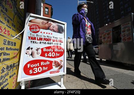 New York, États-Unis. 22 mars 2021. Une femme passe devant un panneau pour le spa dans le quartier Chinatown de Lower Manhattan, New York, NY, le 22 mars 2021. Le 16 mars, un tireur a tué 8 personnes, dont 6 étaient des femmes d'origine asiatique, dans 3 spas asiatiques locaux, ce qui a suscité des rassemblements à travers les États-Unis en solidarité avec les communautés asiatiques qui ont connu une forte augmentation des crimes haineux. (Photo par Anthony Behar/Sipa USA) crédit: SIPA USA/Alay Live News Banque D'Images