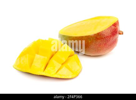 Gros plan sur une tranche de fruits mûrs à la mangue avec des feuilles vertes isolées blanc Banque D'Images